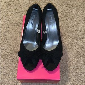 Isaac Mizrahi faux suede peep toe pumps